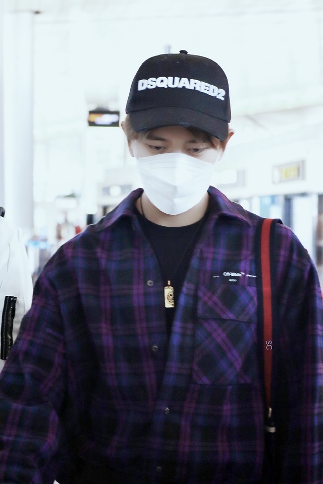 任嘉伦现身机场飞上海低调休闲look挡不住闪亮大眼睛