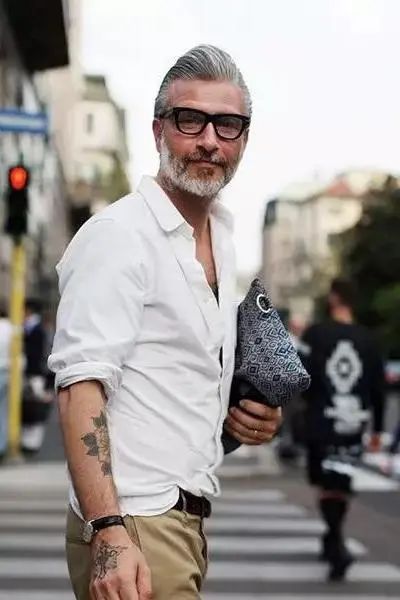 只要将袖子挽起就是适合夏日的风格,早晚温差大的时候就可以选择这样