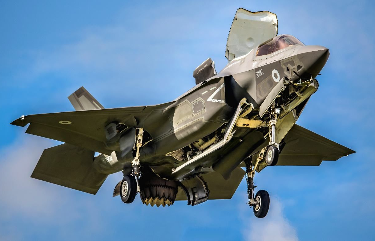 美军隐身战机坠毁,空军基地燃起大火,飞行员重重摔向地面