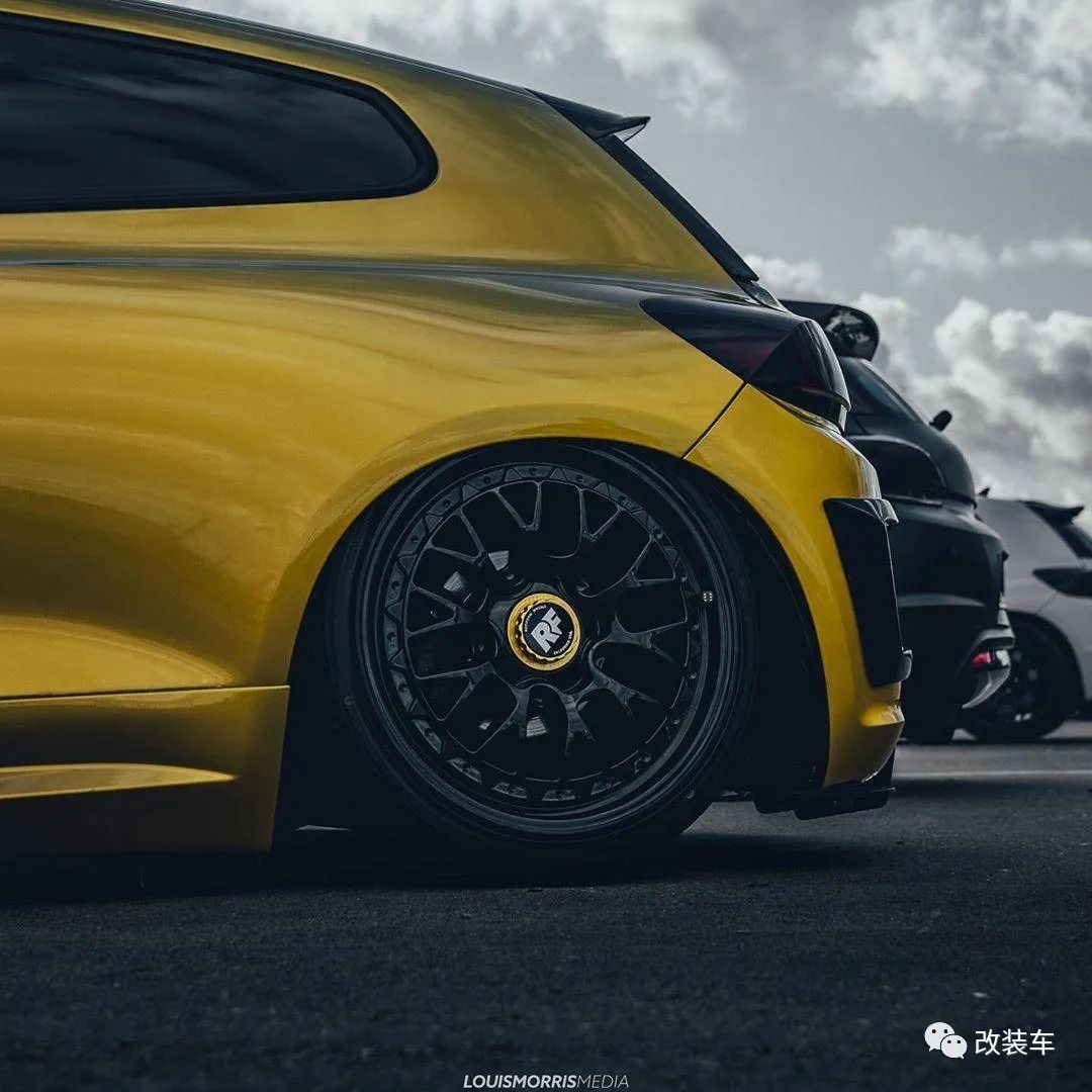 金色,而且他把大众logo给干掉了,同时也把轮毂换成了 rotiform lsr