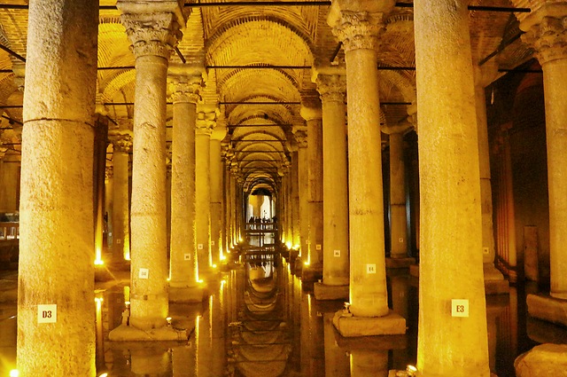 土耳其最神秘的地下宫殿以美杜莎之谜而闻名却被人丢满了硬币