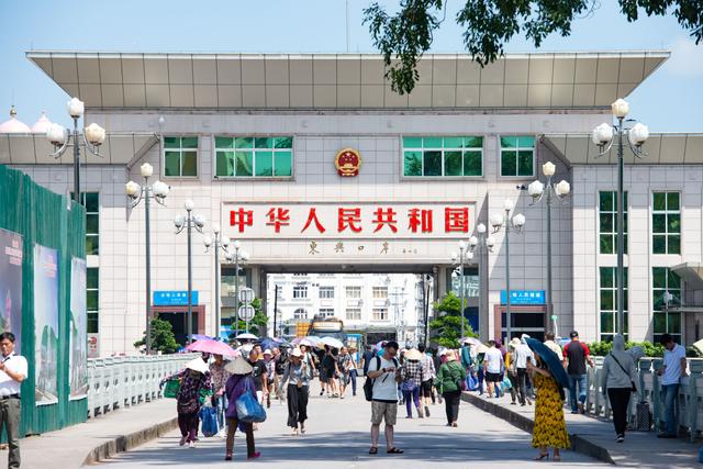 中越边境最大口岸一脚就能出国游客众多繁华似香港