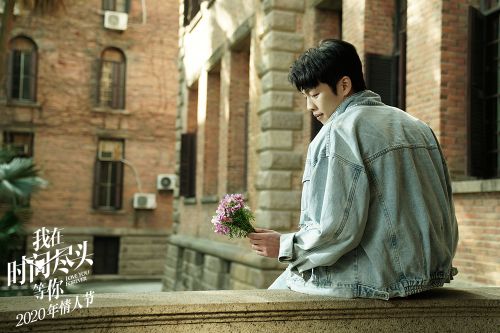 奇幻爱情电影《我在时间尽头等你》曝"恋爱中的男生"版预告
