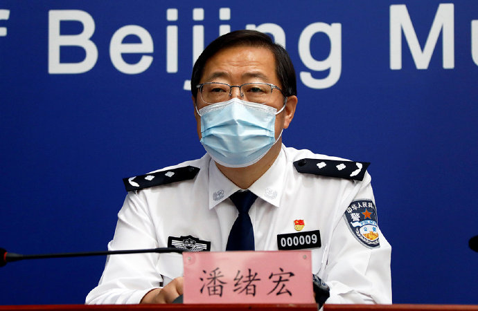 据北京市公安局副局长,新闻发言人潘绪宏表示,为严防疫情向外扩散
