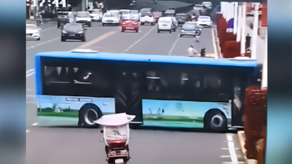 官方通报安顺公交车坠湖已致21人遇难，乘客还原事发过程