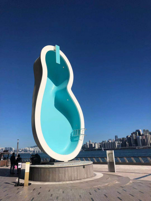 曾经矗立在纽约第五大道上的著名户外雕塑"梵高的耳朵"(艺术二人组elm