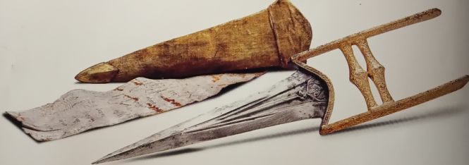 尼泊尔刀:廓尔喀左插刀,长45厘米,故宫编号不详