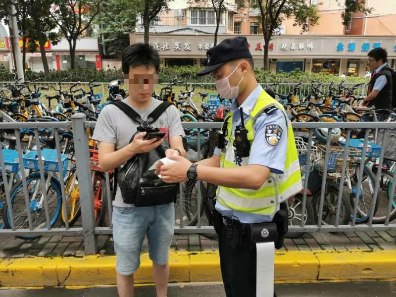 上海行人違法直接處罰首日查獲1600餘起,有人稱運氣不好