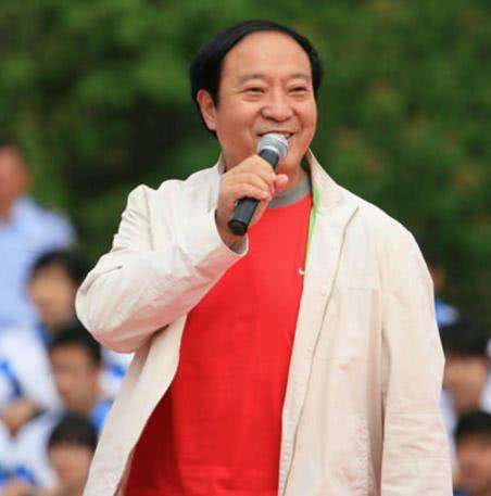 和冯巩是铁搭档,13次上春晚,"瞎"折腾妻离子散,71岁晚景凄凉__凤凰网