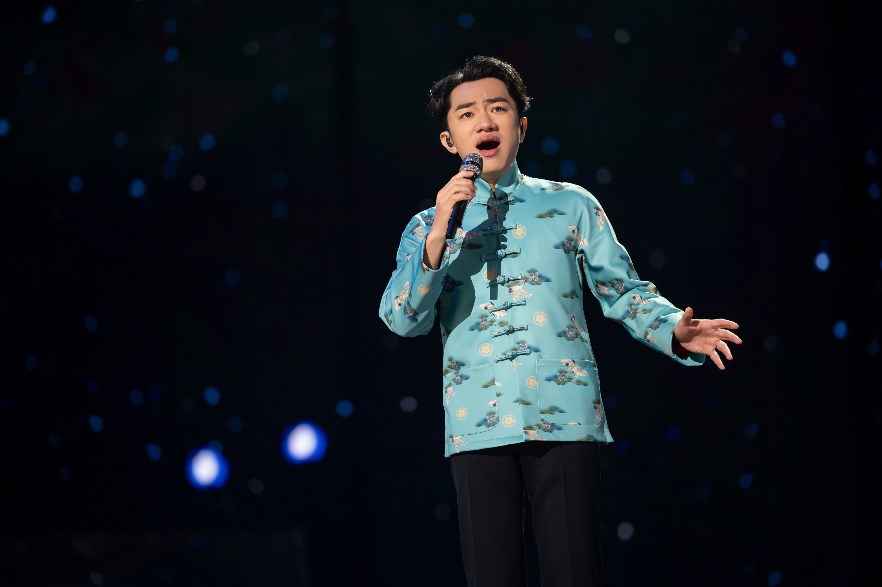 频道《经典咏流传》第三季节目中,作为经典传唱人与大家一起分享诗词