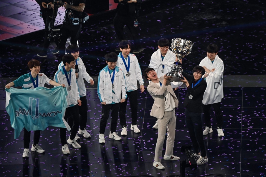 10月31日,DWG战队教练捧着奖杯庆祝胜利。