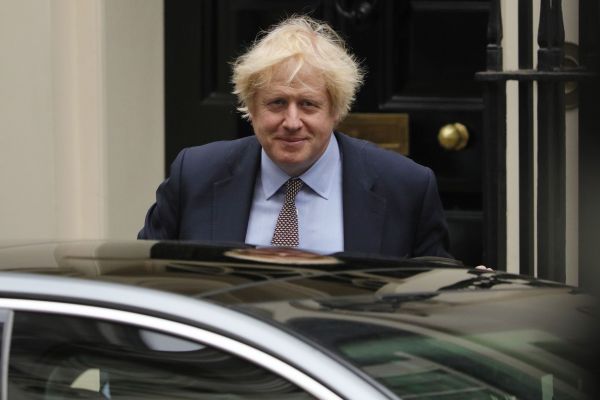 6月3日，英国首相鲍里斯·约翰逊离开伦敦唐宁街10号首相府，前往议会进行首相问答。