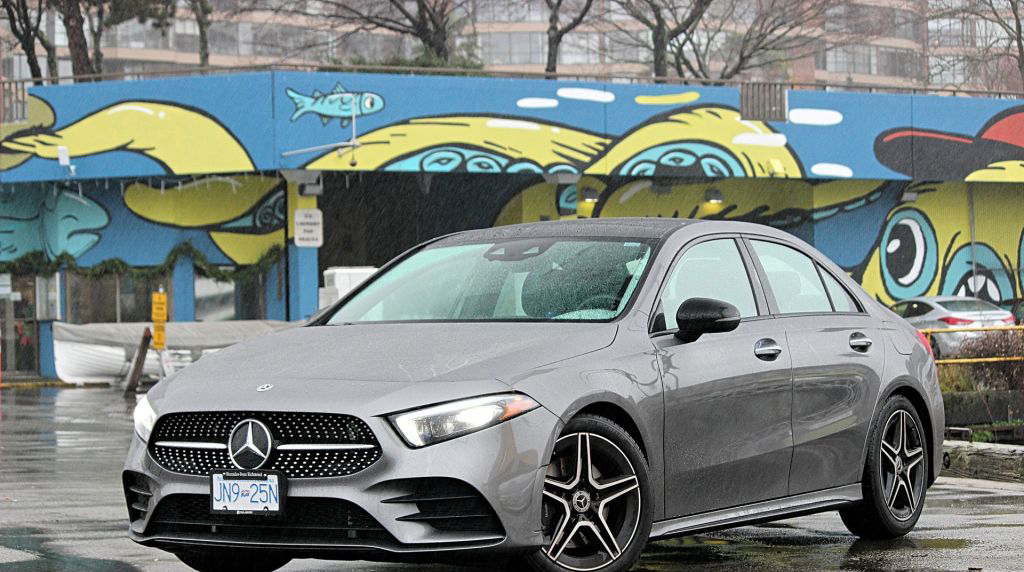 强行加了一个尾部的三厢车:赏析2020款奔驰a220标轴版__凤凰网