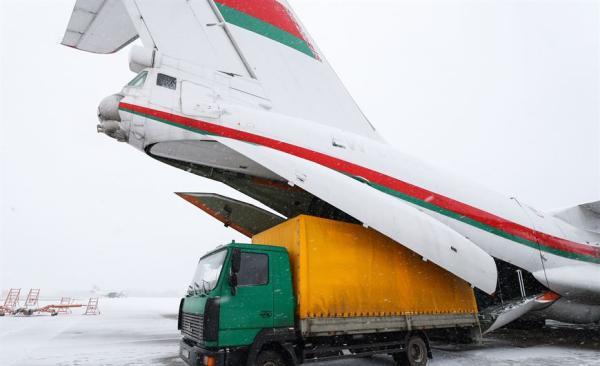 白俄罗斯派军机搭载约20吨医疗物资驰援中国