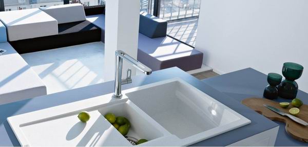 岛台的水槽在材质选择上,无需局限于不锈钢,例如花岗岩就提供了不同色彩选择,可根据整体厨房设计搭配。图为弗兰卡花岗岩水槽。