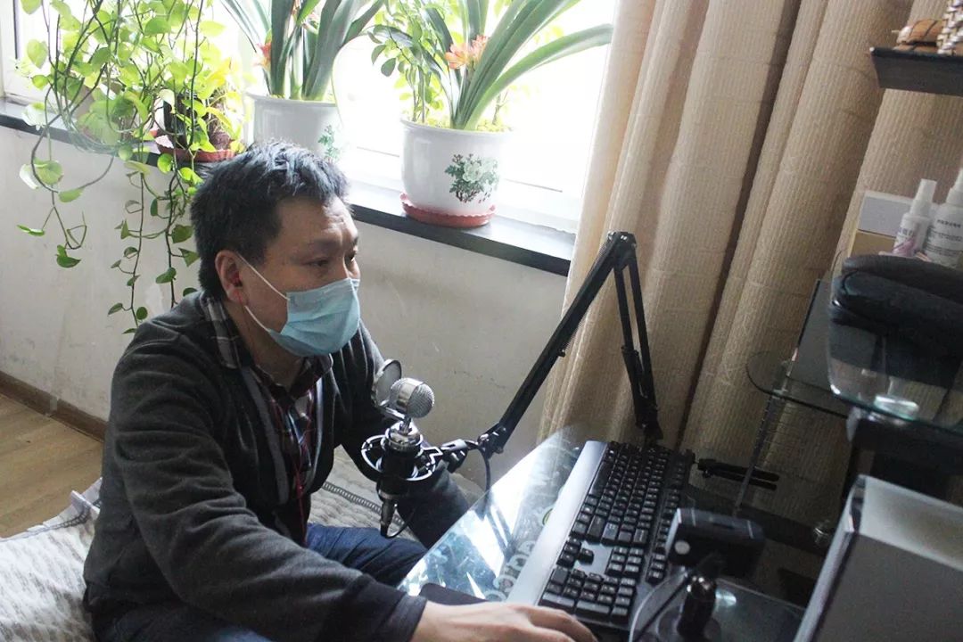 哈密市四中教师直播授课 让学生"在线不停学"__凤凰网