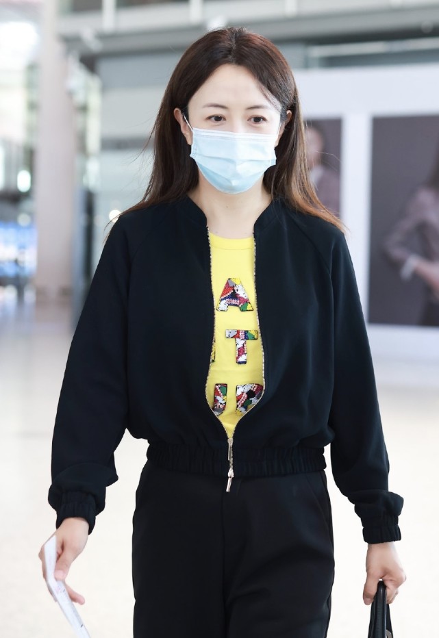 以家人之名中的陈婷现身穿黑色运动装显低调本人很美