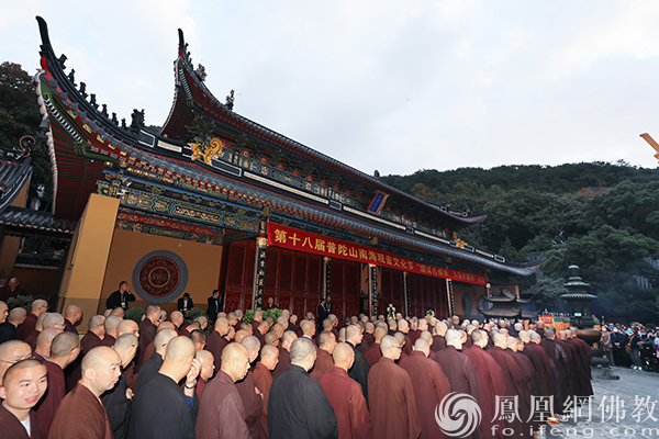 与会大众齐聚法雨禅寺大雄宝殿前（图片来源：凤凰网佛教 摄影：普陀山佛教）