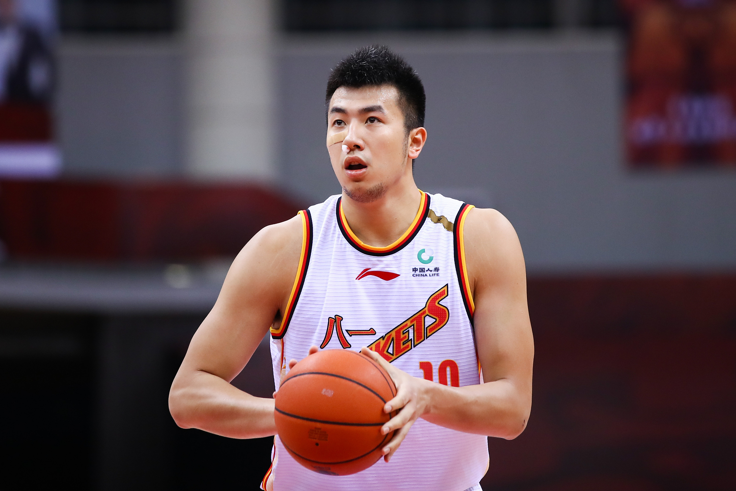 王治郅生日夜再迎胜利,邹雨宸关键2 1,八一加时战胜山西__凤凰网