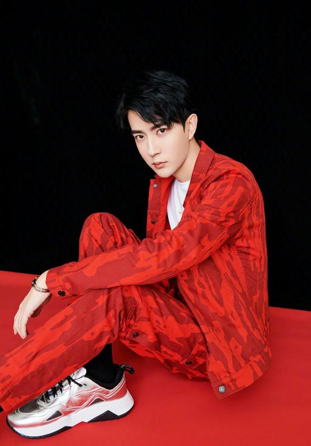 于朦胧身穿红色迷彩服拍硬照,身材比例好造型无压力__凤凰网