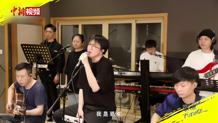 薛之谦携乐队演唱《骆驼》 献唱相信未来义演