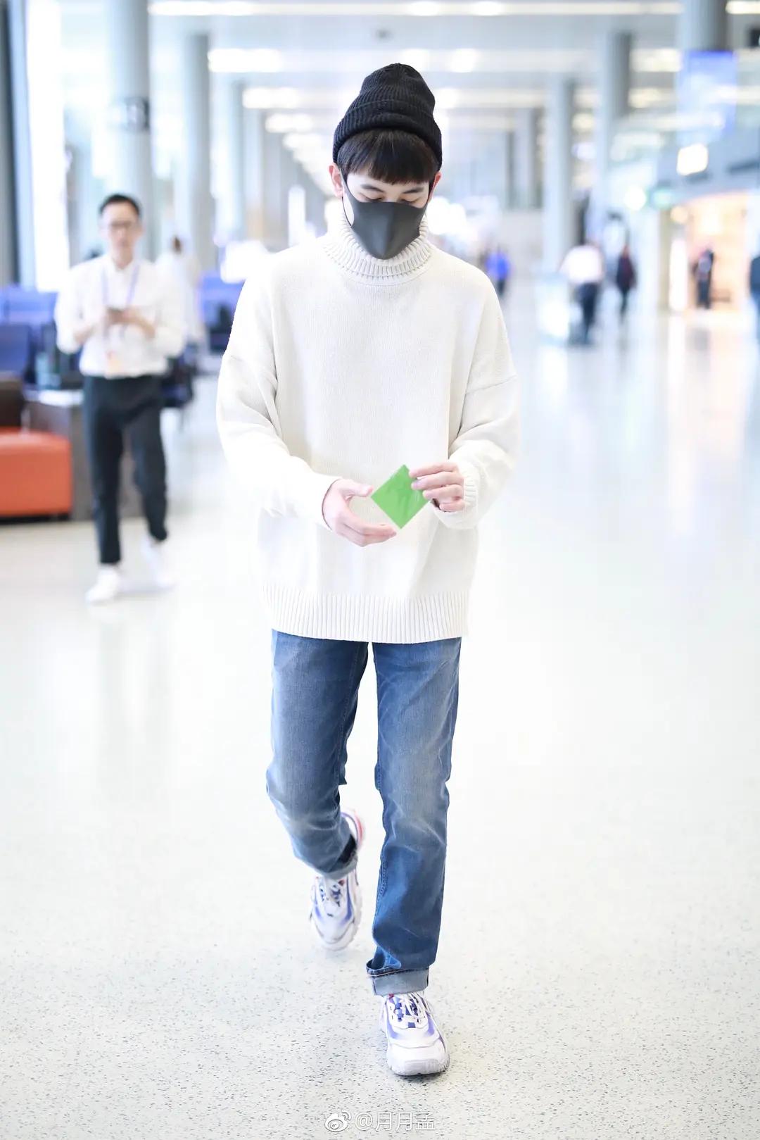 胡先煦遇粉丝送礼全身上下写着拒绝像极了过年拒收红包的自己