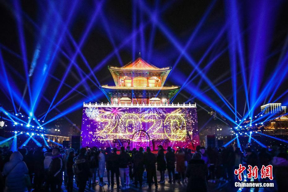 天津鼓楼上演灯光秀迎新年