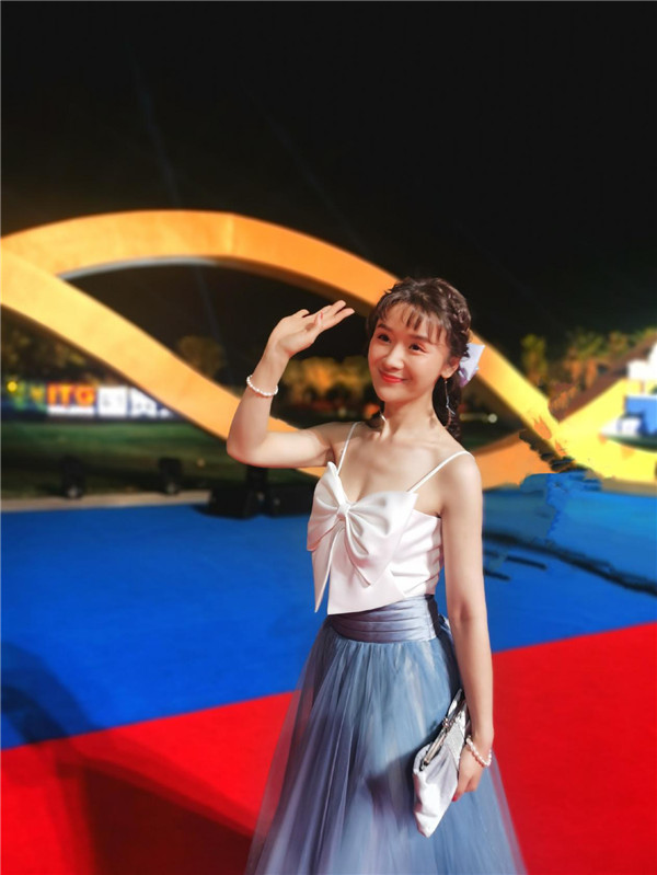演员梅琼海洋清新风着装亮相金鸡奖闭幕式红毯 初冬时