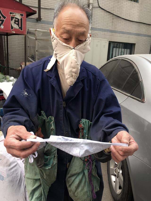 为拾荒老人缝制爱心口罩:有温度的生意人,才能走得更远__凤凰网