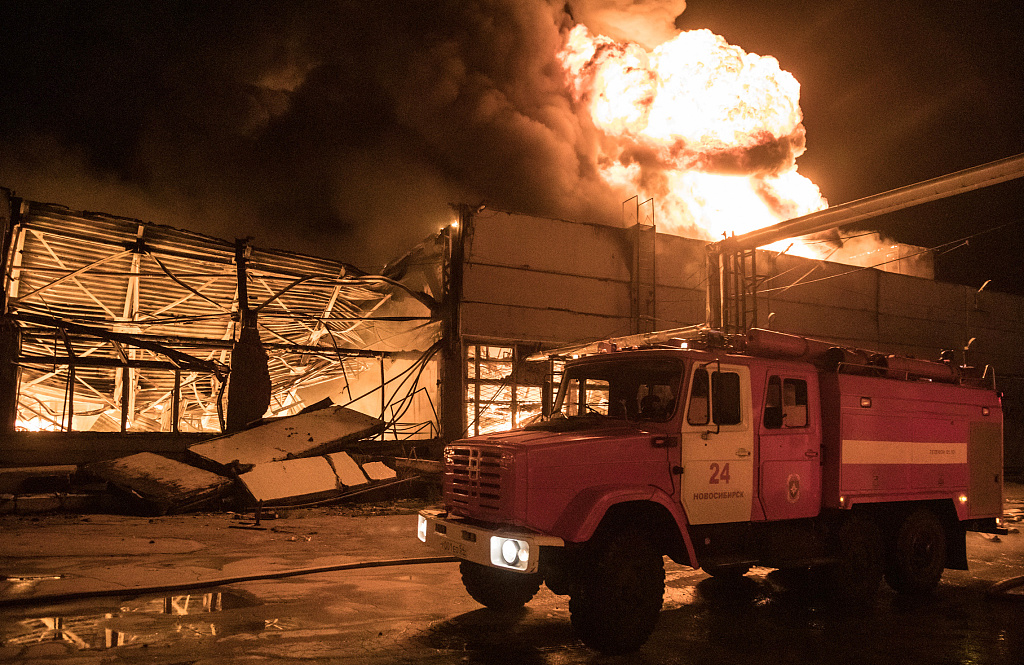 俄罗斯新西伯利亚一仓库失火02灭火工作已展开