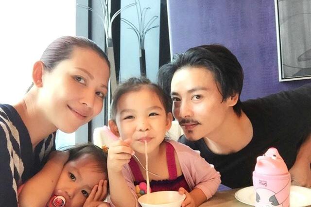 因为在生完孩子后,在岁月的洗礼下,皱纹会慢慢爬上的脸庞.