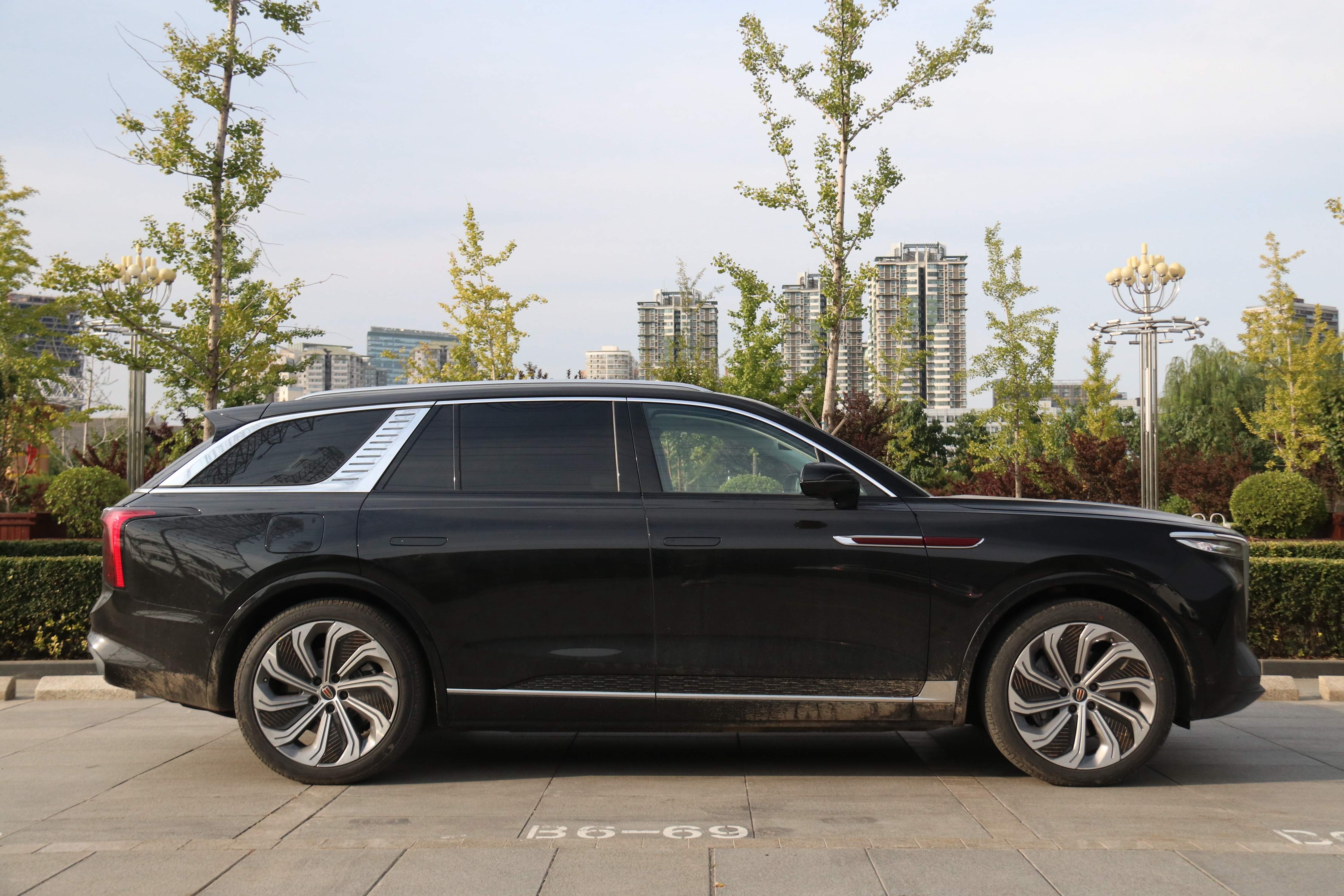 50万的大型豪华纯电suv,红旗e-hs9底气如何?