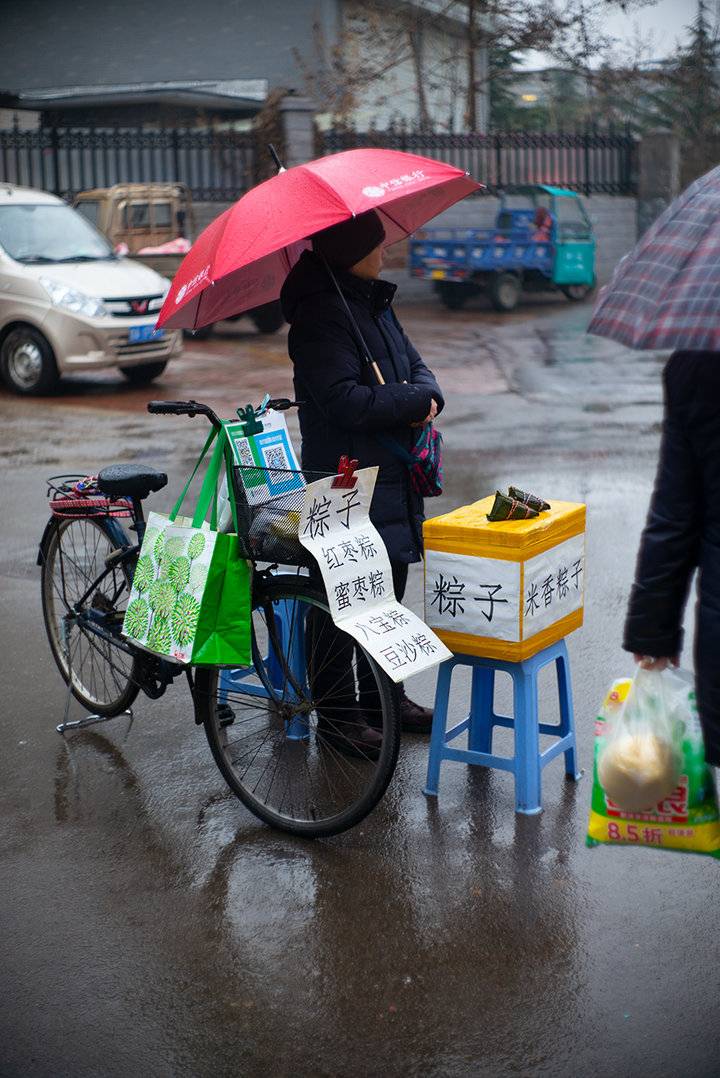 溼冷的冬雨中堅守叫賣的小販