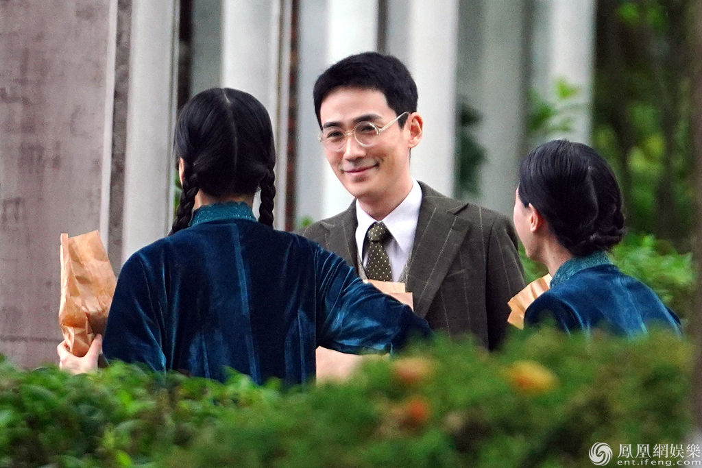 朱一龙穿民国西装上演"眼镜杀" 笑容温暖秒变斯文男