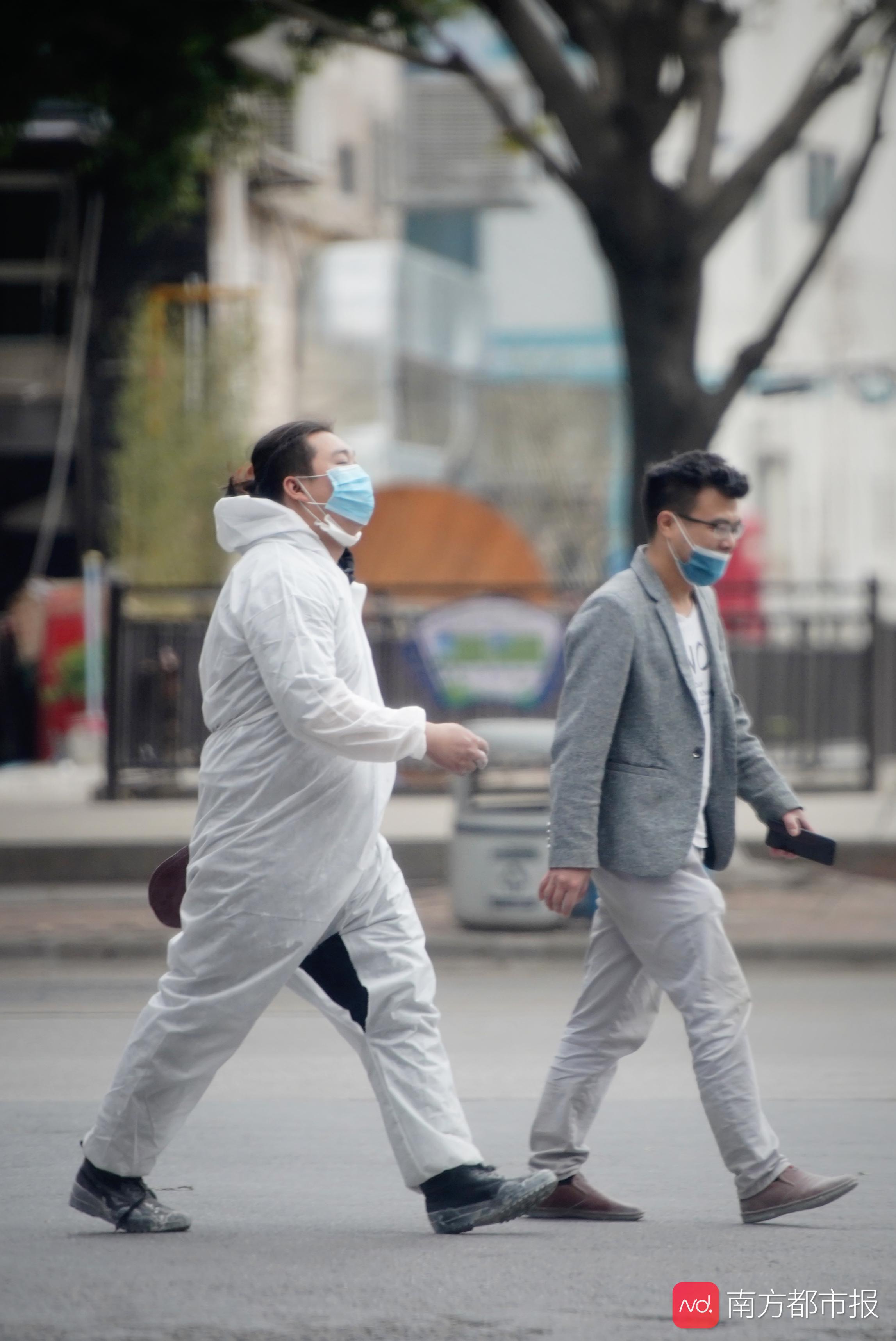 查看更多高清图片2月2日,广州番禺南浦,一个市民穿着一次性防护服走在