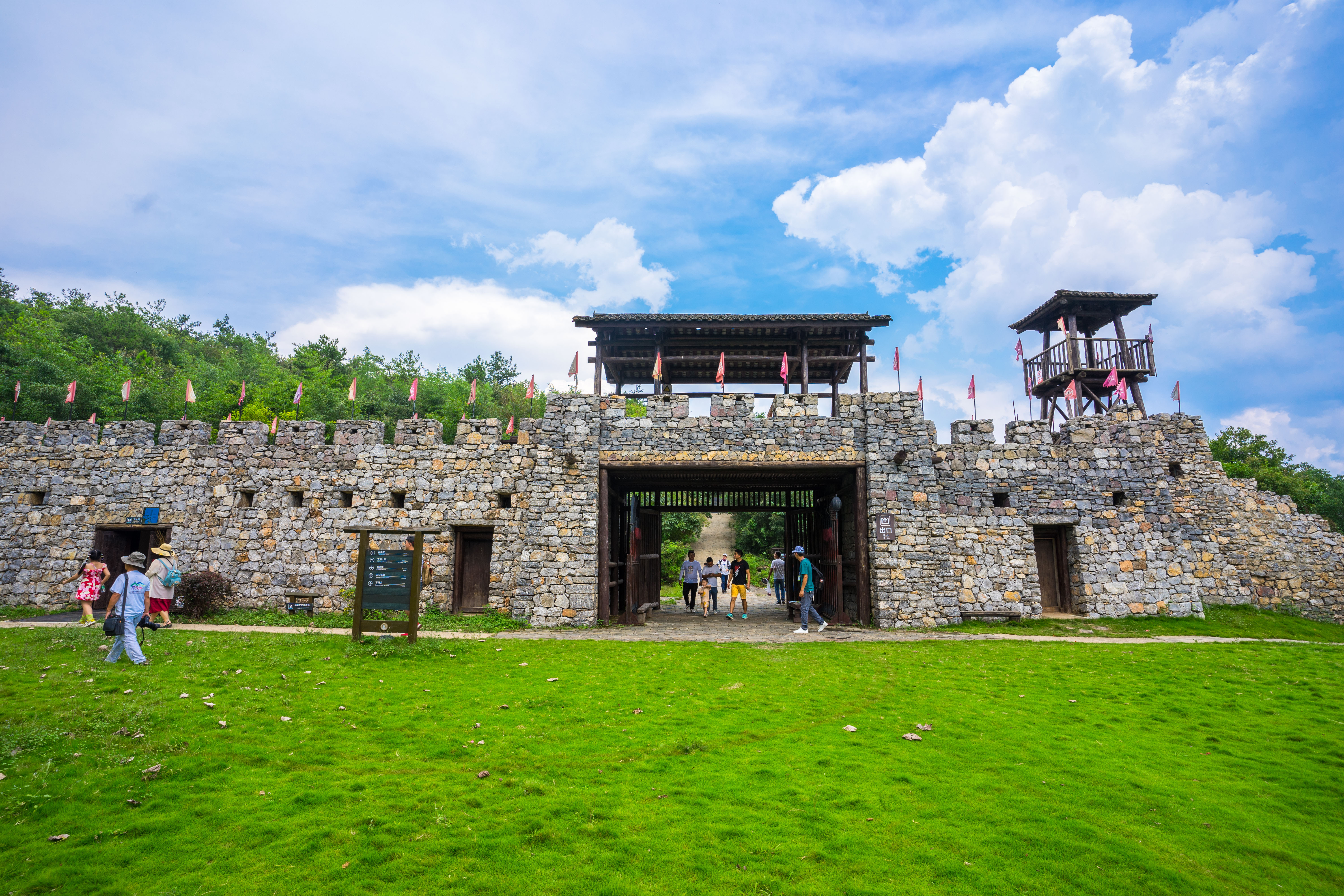 襄阳有一座千年古山寨,关羽曾经在这里夜读春秋,颇为壮观