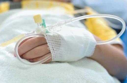 明天别打针了,带她去大医院看看,我怀疑不是普通的感冒啊