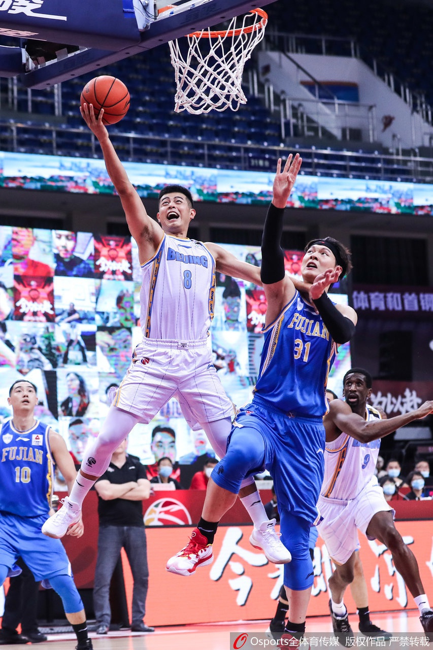 方硕突破王哲林防守。