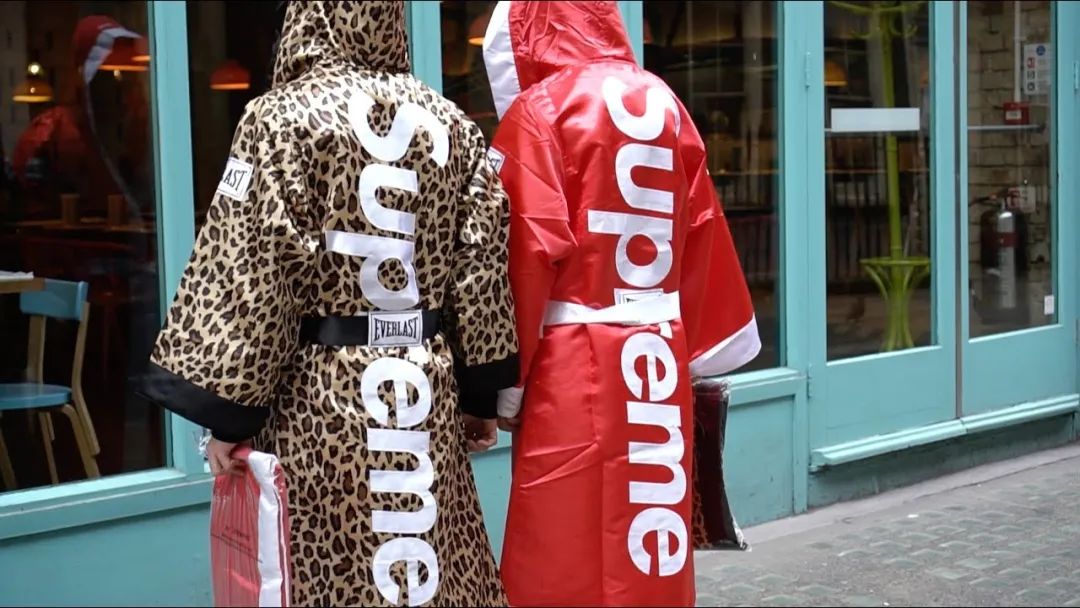 2008 年,supreme 第一件「真正意义上」的拳击单品推出:与 everlast