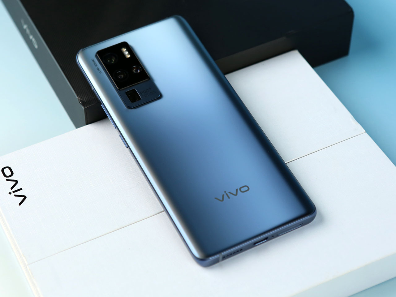 vivo x50 pro 就是一款拍照出色的旗舰手机,该机配备了后置四摄,5000