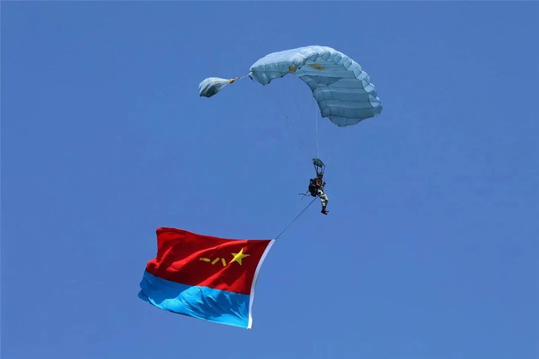 奇兵天降70年中国空降兵的装备进化史