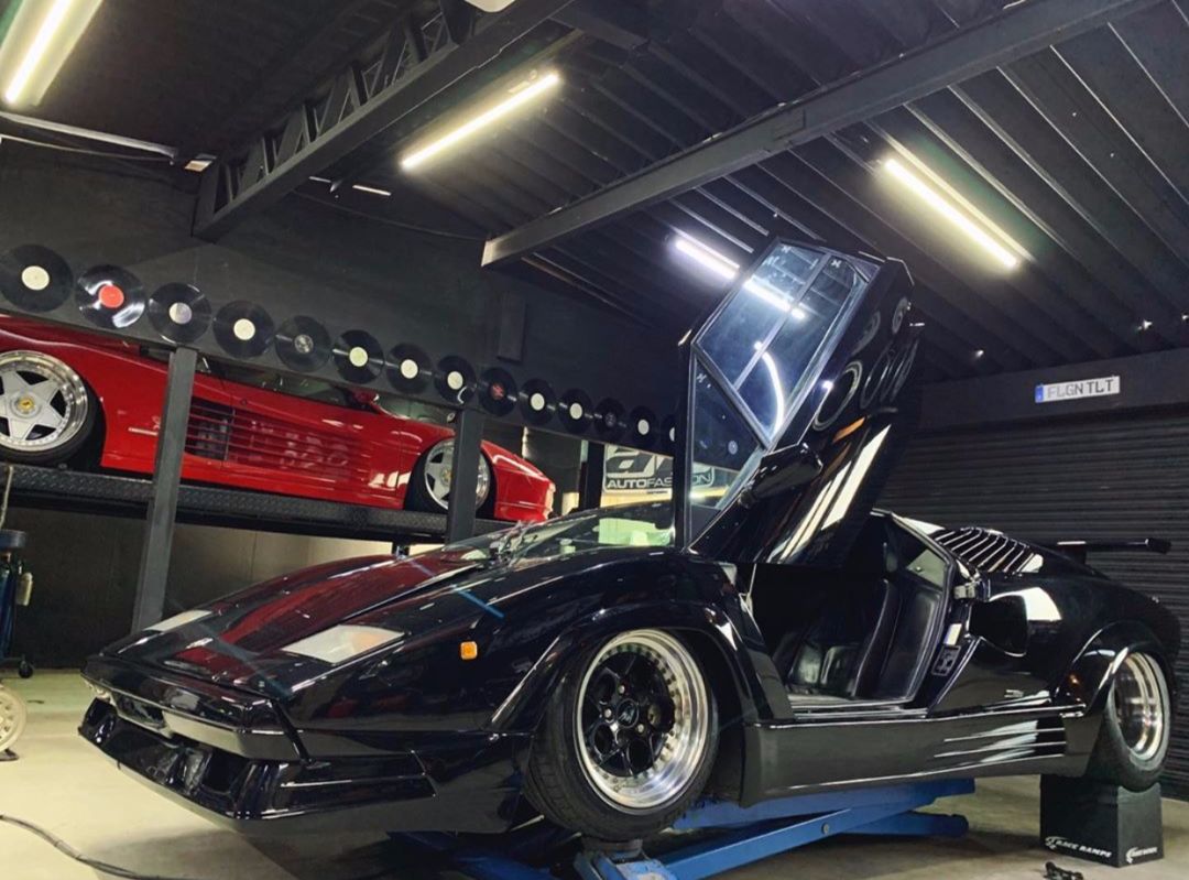 玩车|在日本乡间,藏着个改装超跑的秘密基地