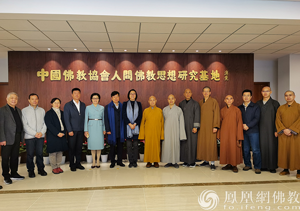 合影留念(图片来源:凤凰网佛教)