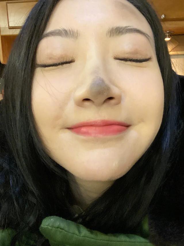 拍戏拍的满脸灰,但凑近看皮肤光滑,细腻.▼黑头,毛孔?不存在的!