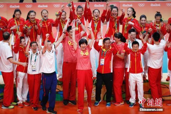 资料图：中国女排站上里约奥运领奖台。<a target='_blank' href='http://www.chinanews.com/' >中新网</a>记者 杜洋 摄鍏