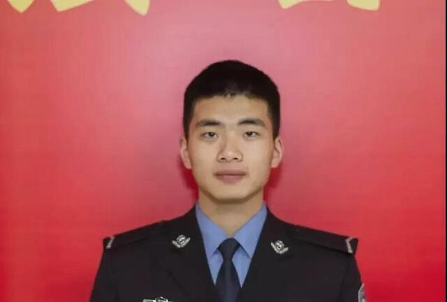 藏蓝的警服,干练的头发.