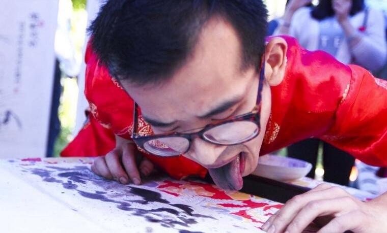 美女画家用胸作画玩噱头专家叫好网友害羞不敢看