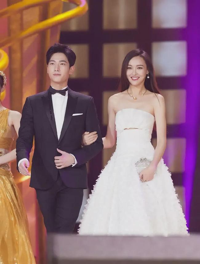 一直以娇小可人形象示人的谭松韵一身淡粉色长裙,瞬间化身浪漫典雅的