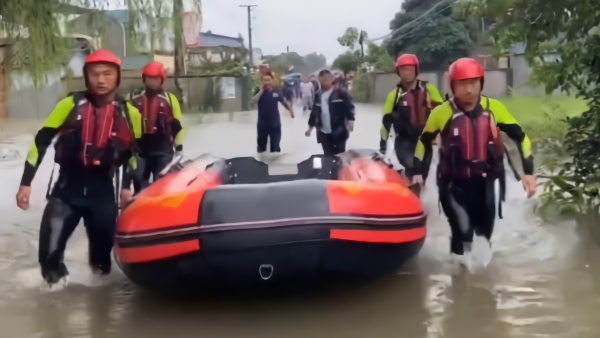 暴雨袭绵阳，消防员洪水中转移孕妇