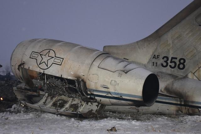 这是1月27日在阿富汗加兹尼省代赫亚克地区坠机现场拍摄的飞机残骸